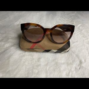 S.O.L.D 🎈Burberry England Sunglasses